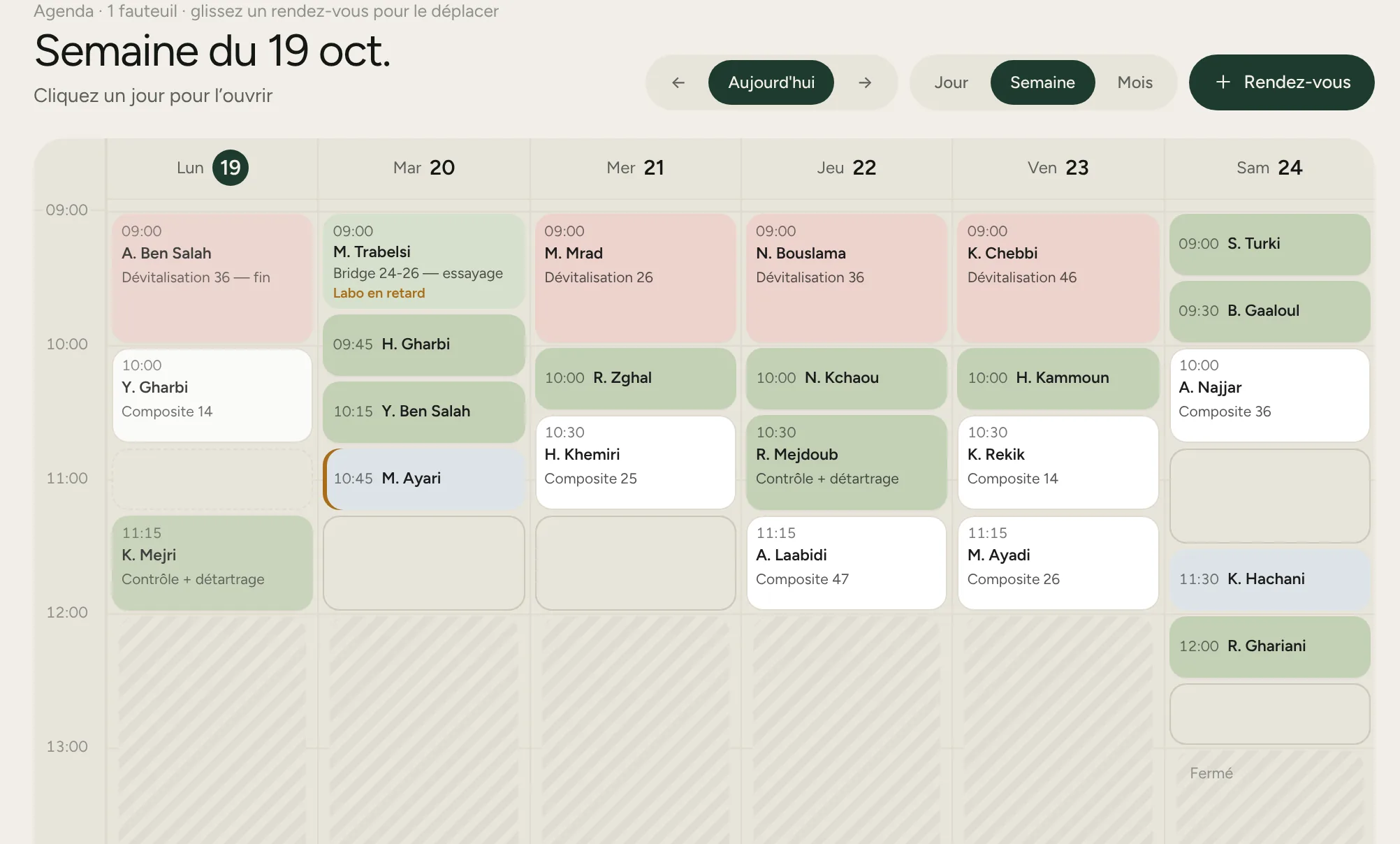 Agenda de la semaine : durées tirées du barème, couleur par type d’acte, réservations en ligne repérées